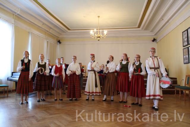 Tautas instrumentu orķestra ,,Ziķeri" dalībnieces.